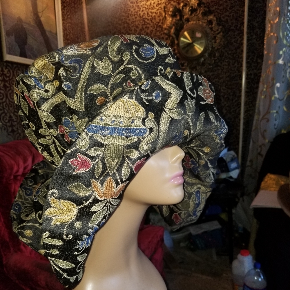BEAUTIFUL FLORAL FALL BUCKET HAT